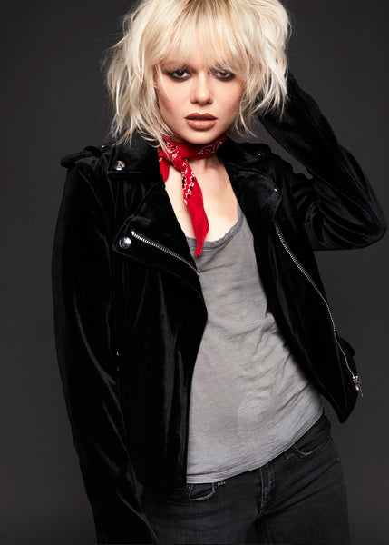 Black velvet motorcycle jacket with lapel collar, tailored fit, and rock ’n’ roll gothic style for concerts and festivals.