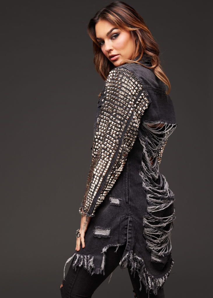 Zerrissene Jeansjacke mit Nieten