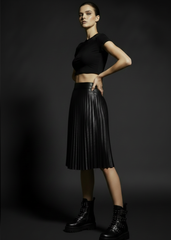 Model wearing black faux leather pleated mini skirt – Pretty Attitude
