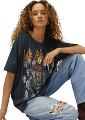 Vintage-style Def Leppard band t-shirt – Soft oversized tee with a fierce leopard graphic and High 'n' Dry Vertigo tour design.